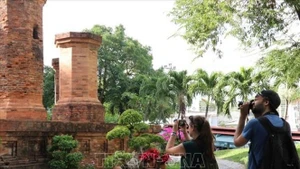 两名俄罗斯游客参观庆和省的旅游景点。（图片来源：越通社）