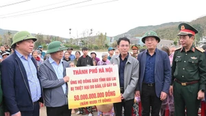 河内市向嘉莱省提供抗洪救灾紧急援助。（图片来源：越通社）