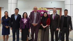 萨沙博士、联合国人口基金代表以及越南卫生部干部人员合影。