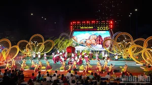 2026丙午年春节“水岸繁市”迎春花市开幕式上的文艺节目。