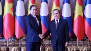 越南国会主席陈青敏会见老挝国会主席赛宋蓬·丰威汉。