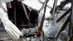 2025年12月11日，泰国素林府的一栋房屋在泰国和柬埔寨的边境冲突中被毁。（图片来源：越通社）