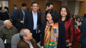 越共中央政治局委员、中央书记处书记、越南祖国阵线中央委员会主席裴氏明怀和选民。（图片来源：daidoanket.vn）