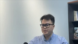 马来西亚槟城研究院研究员恩佐·沈鸿俊接受记者采访。（图片来源：越通社）