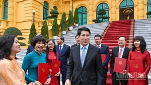 国家主席梁强和新任驻外大使。