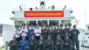 越南海警第四区司令部政委阮文勇少将和“KN-373”号海警舰艇官兵合影。（图片来源：laodong.vn）