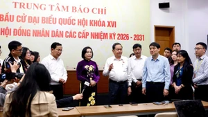 国会主席陈青敏和选举新闻中心工作工作人员。