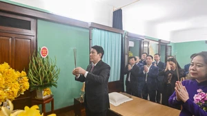 越南国家主席梁强和各位代表敬香缅怀胡志明主席。