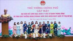 范明正总理和柯瓦列夫斯卡娅奖获奖者。（图片来源：越通社）