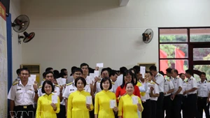 众多选民前往长沙特区第1号投票区参加选举投票。（图片来源：越通社）