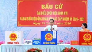 越南国会主席陈青敏在胡志明市旭门乡第14投票区行使选举权。