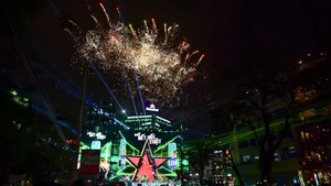 迎接 2026 年新年，一年一度的倒计时活动在河内还剑湖步行区举行。