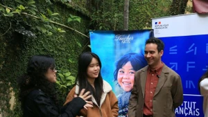 法国驻越南大使馆代表向学生们介绍电影节。