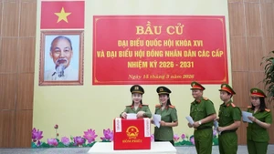 顺化市公安干部参加选举投票。