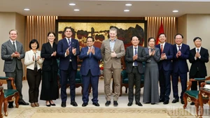 范明正总理，瑞典驻越南大使和SYRE集团总裁和各位代表合影。