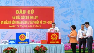 越南国会主席陈青敏在胡志明市旭门乡第14投票区行使选举权。