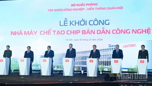 苏林总书记、范明正总理和党、国家领导参加高科技半导体芯片制造厂奠基仪式。