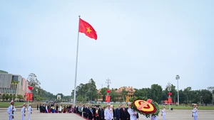 越南党和国家领导人及历届国会代表入陵瞻仰胡志明主席遗容并对其敬献花圈。