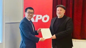 武黎太黄大使向奥地利共产党主席金特·霍普夫加特纳转交越南共产党中央委员会的感谢信。