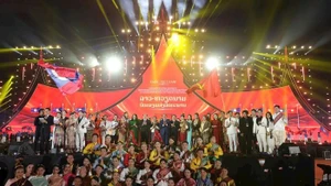 各位代表和参加演出的艺人合影。（图片来源：baomoi.com）