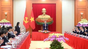 苏林总书记主持会议。