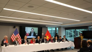 出席研讨会的各位演讲者。（图片来源：越通社）