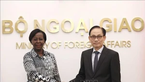 越南外长黎怀忠和法语国家组织秘书长路易丝·穆希基瓦博。（图片来源：越通社）