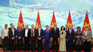 双方代表合影。（图片来源：baochinhphu.vn）