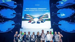 VinFast代表与印尼6家电动摩托车经销商在合作备忘录签署仪式上合影。（图片来源：vietnamnet.vn）