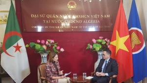 陈国庆大使接受阿尔及利亚Elbilad电视台的采访。（图片来源：越通社）