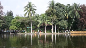 往设在主席府的胡志明主席遗迹区。