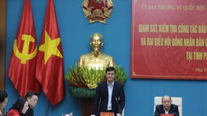 胡志明共青团中央第一书记、国家选举委员会委员裴光辉发表讲话。