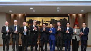 双方代表合影。