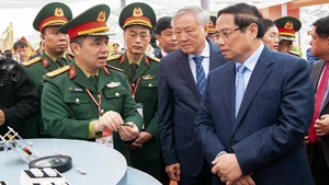 范明正总理和党、国家领导了解科技产品。