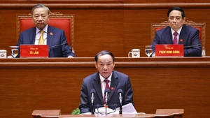 越南文化体育与旅游部部长阮文雄发表讲话。