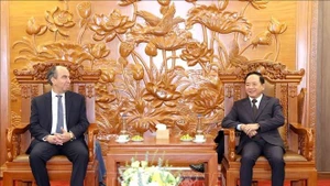 越共中央宣教与民运部长郑文决会见古巴驻越南大使罗赫利奥·波兰科·富恩特斯。