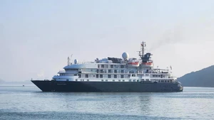 诺贝尔卡利多尼亚——蓝天岛”号邮抵达归仁港。（图片来源：越通社）