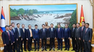 双方代表合影。（图片来源：越通社）