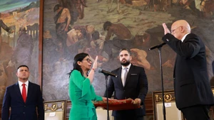 委内瑞拉副总统德尔西·罗德里格斯宣誓就任临时总统。（图片来源：越通社）