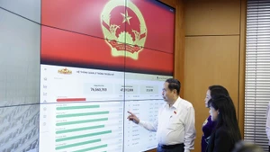 国会主席陈青敏在国家选举委员会检查选举工作。