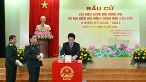 越南国家主席梁强在河内还剑坊第26投票区参加选举投票。