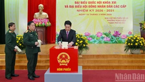 越南国家主席梁强在河内还剑坊第26投票区参加选举投票。