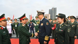 中国国防部长董军欢迎越南国防部长潘文江赴中国出席越中第十次边境国防友好交流活动。（图片来源：tuoitre.vn）