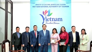 双方代表合影。