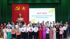 出席见面会的各位代表合影。（图片来源：越通社）