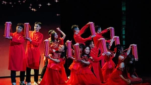 “越南：人与祖国”的越南文化日活动上的文艺节目。（图片来源：越通社）