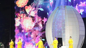 第十二届胡志明市奥黛节精彩开幕。（图片来源：越通社）