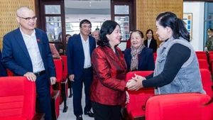 越南祖国阵线中央委员会主席裴氏明怀和选民交流。（图片来源：baochinhphu.vn）