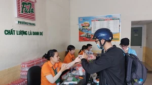 乘客在芳庄客运股份公司售票处购买车票。