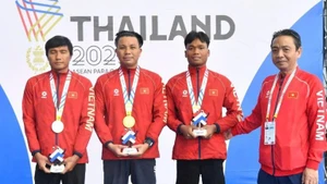 越南文化体育与旅游部领导向参赛的游泳队运动员表示祝贺。